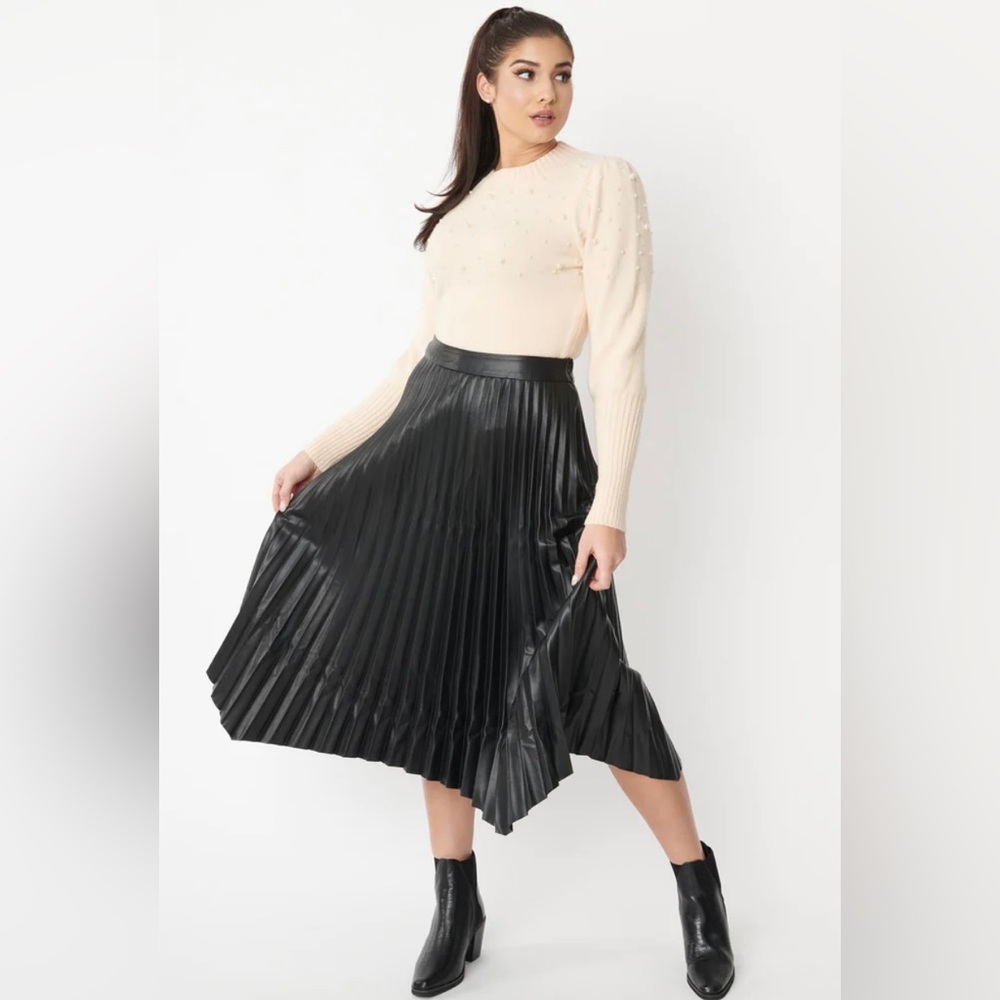 Faux leather pleated skirt in black. NWT.